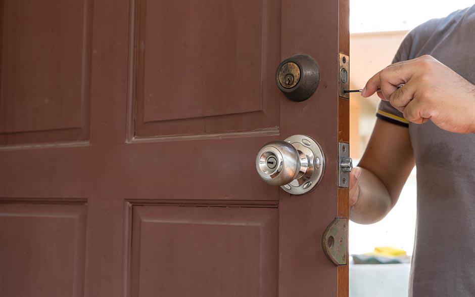 comment changer un barillet de porte Égly